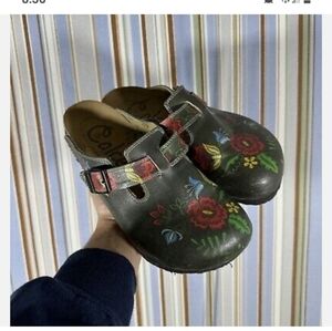 Calceo flower pattern clogs